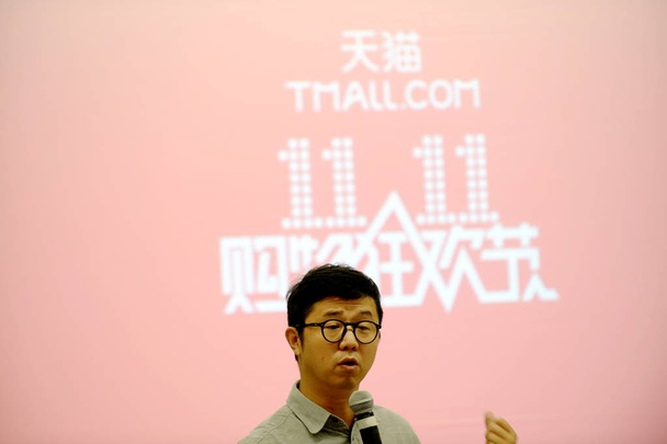 Wang Yulei, then Vice President of Tmall of Chinese e-commerce giant Alibaba Group, speaks at a press conference in Hangzhou city, east China's Zhejiang province, 15 October 2013 - Фото, изображение
