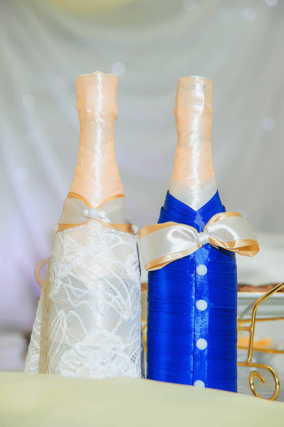 Wedding table setting newlyweds. Bottles of the bride and groom. Table decor. Wedding. Registration of wedding bottles. Champagne. - Photo, image