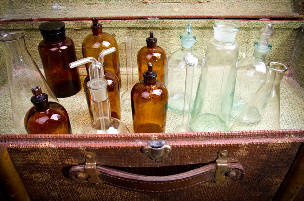 Valise vintage avec flacons et banques chimiques
 - Photo, image
