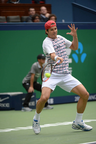 Tommy Haas of Germany returns a shot to Kevin Anderson of South Africa in their first round match of the men's singles during the 2015 Shanghai Rolex Masters tennis tournament in Shanghai, China, 13 October 2015 - Φωτογραφία, εικόνα