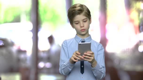 Niño navegando por Internet en el teléfono inteligente digital
. - Metraje, vídeo