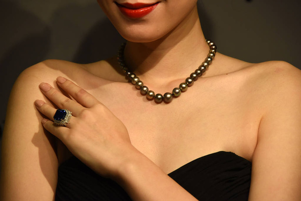 A model shows a Kashmir sapphire and diamond ring and a pearl necklace during a preview of the upcoming Sotheby's Hong Kong Autumn Sales in Hong Kong, China, 9 September 2015. - Фото, изображение