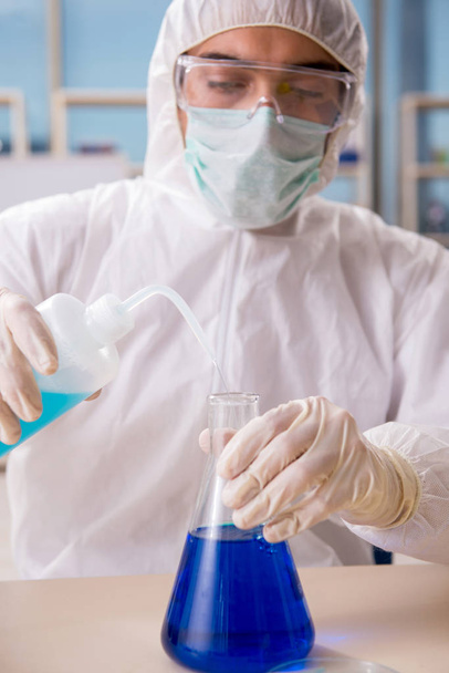 Homme biotechnicien chimiste travaillant dans le laboratoire
  - Photo, image