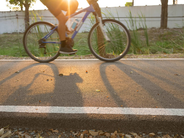 Bemozdítás emberek kerékpározás a bike lane a parkban - Fotó, kép