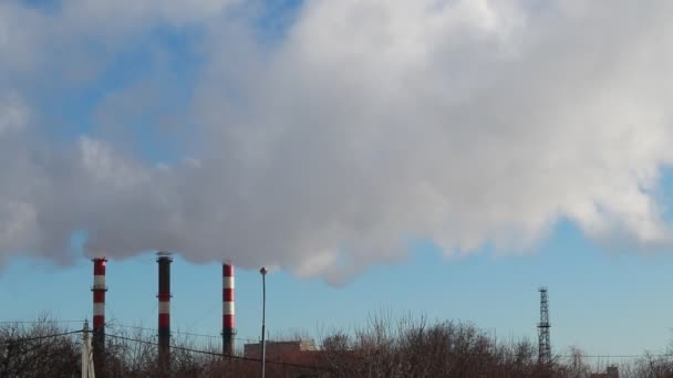endüstriyel baca üzerinde mavi gökyüzünün dumanı. - Video, Çekim