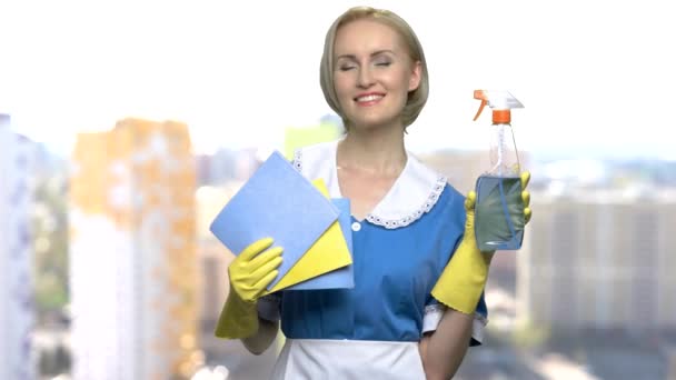 Jeune femme de ménage tenant chiffons et spray de nettoyage
. - Séquence, vidéo