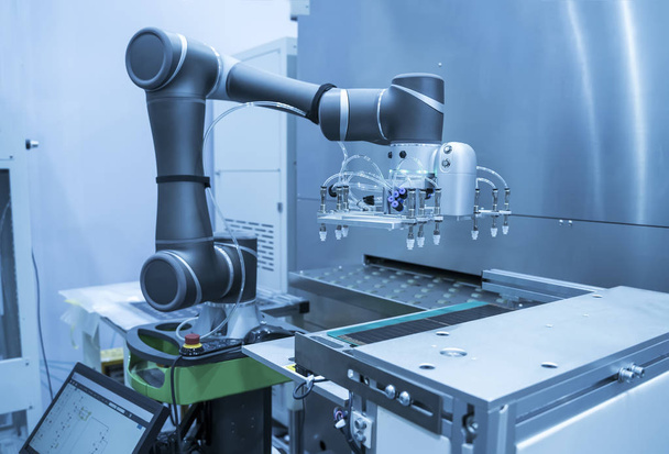 Robot kollu bilgisayar devre kartımakine montajı otomasyonu,Akıllı fabrika sanayi 4.0 kavramı. - Fotoğraf, Görsel