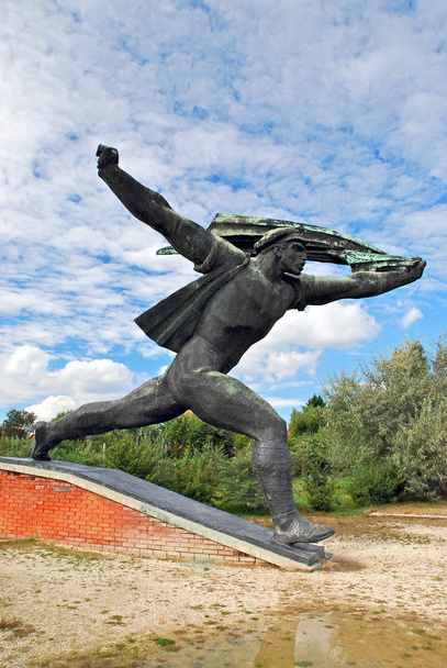 Памятник Республике Советов на основе революционного плаката 1919 года
 - Фото, изображение
