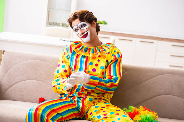 clown maschio preparazione per la perfomance a casa
  - Foto, immagini
