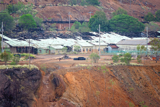 Des bâtiments abandonnés à la mine d'or Mount Morgan fermée tombent en ruine
 - Photo, image