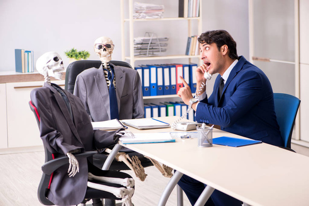 Divertida reunión de negocios con el jefe y esqueletos
 - Foto, imagen