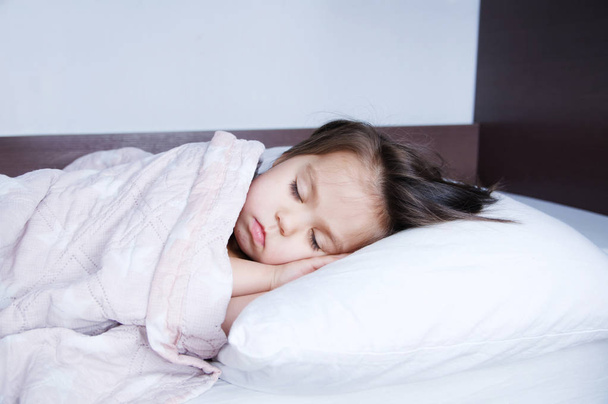 dziewczynki, spanie, leżąc na łóżku. harmonogramu snu w krajowych styl życia. słodkie dziecko  - Zdjęcie, obraz