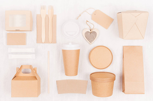 Mockup food takeaway packaging for cafe and restaurant - heart, cardboard boxes for coffee, burger, noodles, sandwich, sushi on light white wood table. - Foto, afbeelding