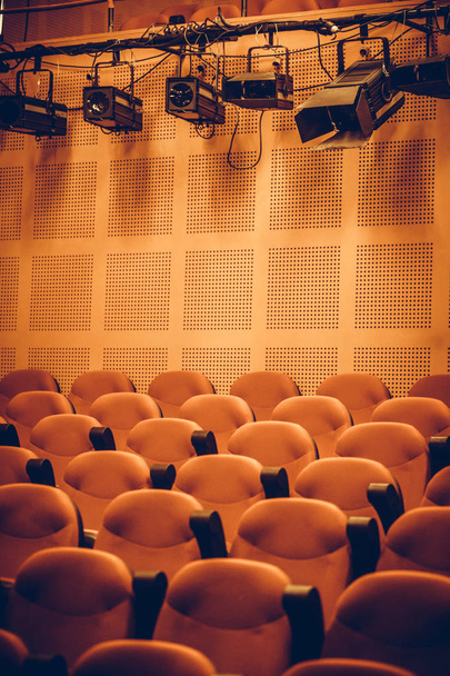Lumières et rangées de sièges dans une salle de cinéma
. - Photo, image