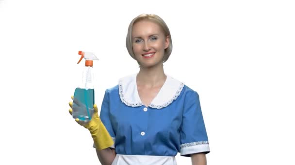 Jolie femme de ménage souriante pointant sur le spray nettoyant
. - Séquence, vidéo