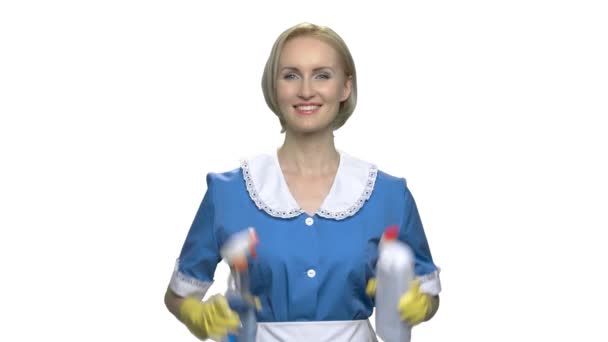 Sorridente cameriera casa che mostra prodotti per la pulizia
. - Filmati, video