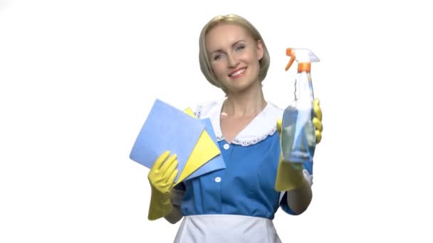 Lachende huishoudster in uniform met lompen en reinigingsmiddel. - Video