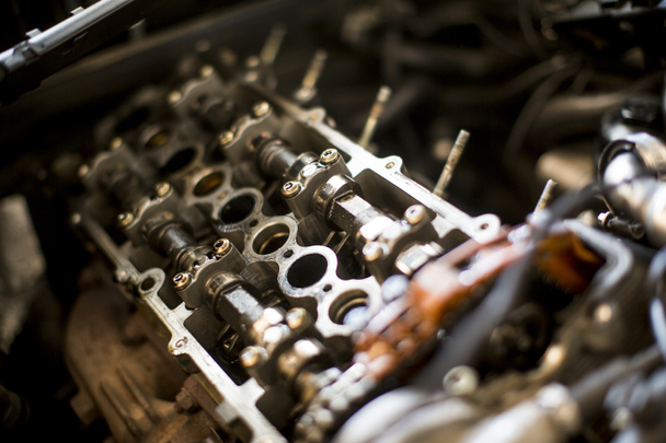 Крупним планом вид на двигун автомобіля в сервісі
 - Фото, зображення