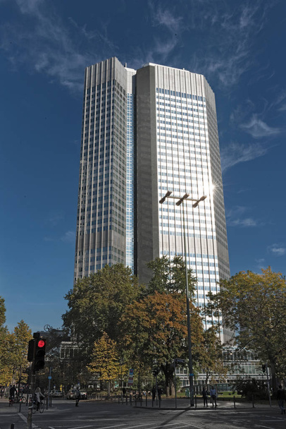 FRANKFURT AM MAIN, GERMANY-SEPTEMBER 28, 2017: view of the eurotower, former headquarters of the european central bank, frankfurt am main, germany - Fotoğraf, Görsel