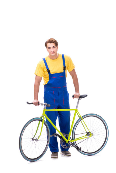 Mann repariert sein Fahrrad isoliert auf weißem Hintergrund - Foto, Bild
