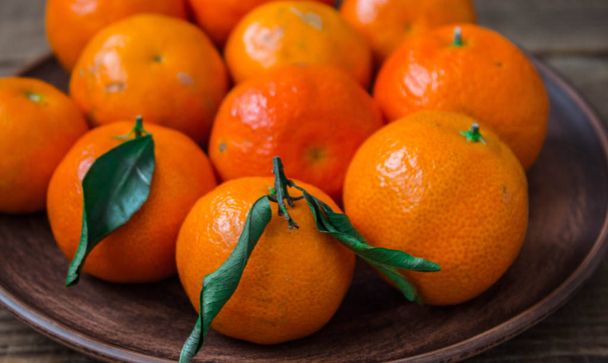 egy érett ízletes Tangerine egy tányérra - Fotó, kép