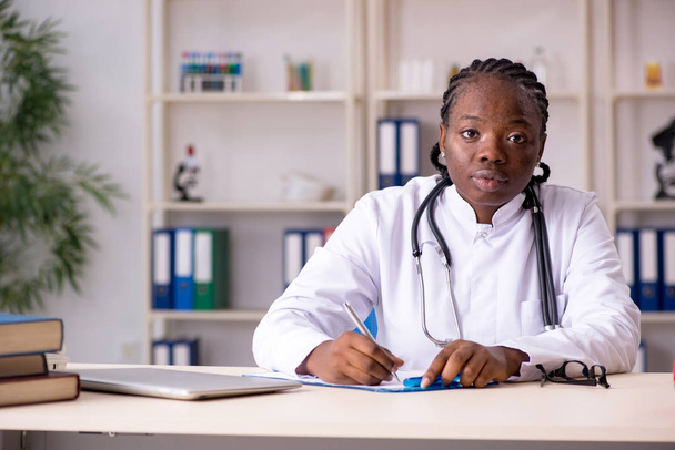 Fekete női orvos, klinikán dolgozó  - Fotó, kép