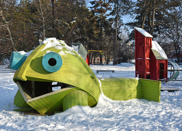 Spielplatz im Wald im Winter - Foto, Bild