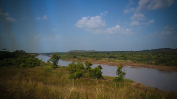Widok panoramy krajobrazu do rzeki Oti, dopływ rzeki Volta w Ghanie Sabari - Zdjęcie, obraz