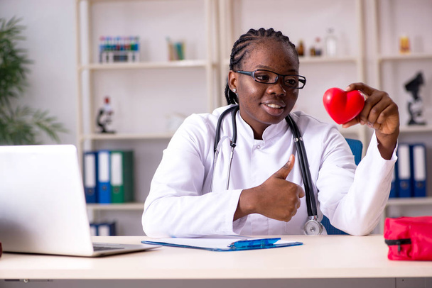 Zwarte vrouwelijke arts werkzaam bij kliniek  - Foto, afbeelding