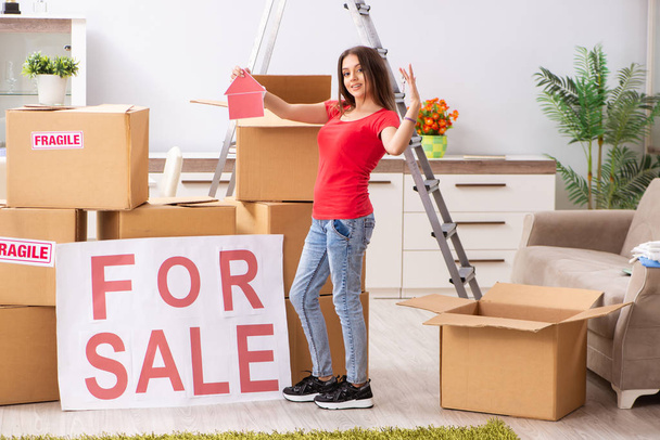 Молодая красивая женщина продает квартиру
  - Фото, изображение
