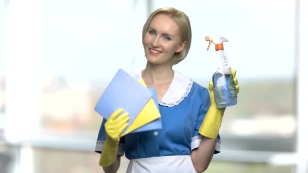 Cleaning woman spray i szmaty. - Materiał filmowy, wideo