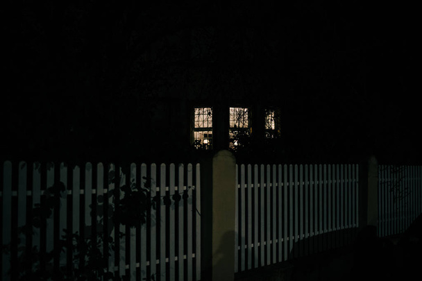 Nocny widok ulicy światłem w windows ogrodzenia - Zdjęcie, obraz