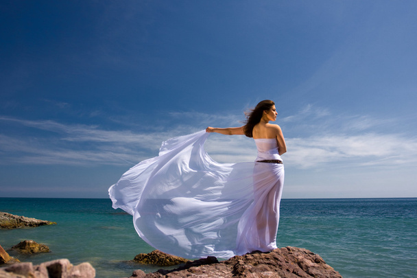 Mujer y playa de mar
 - Foto, imagen