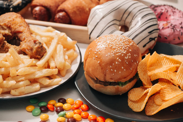 fast food e conceito de alimentação insalubre - close-up de lanches fast food e bebida de cola na mesa branca
  - Foto, Imagem
