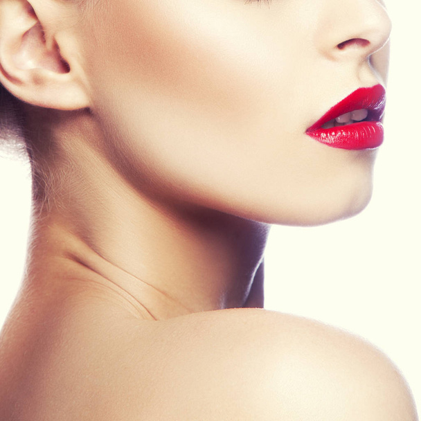 Частичный взгляд на женский портрет с современным красным макияжем губ
 - Фото, изображение