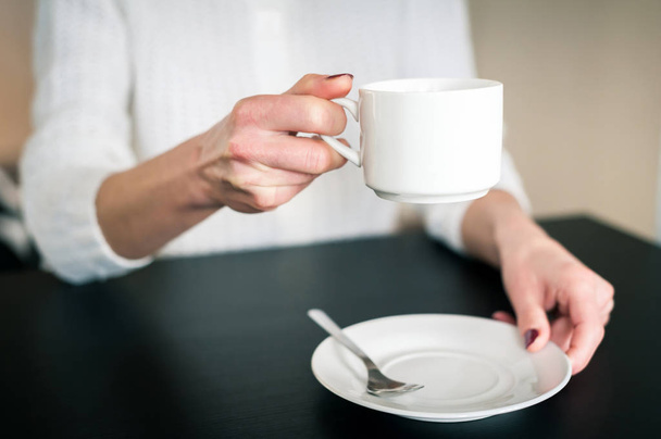 manhã xícara de chá nas mãos de uma jovem mulher
 - Foto, Imagem