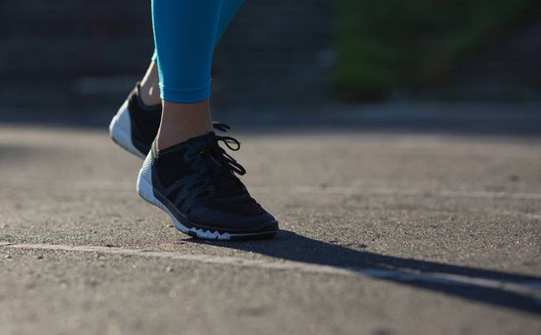 Sportowy Kobieta nogi podczas joggingu trening na stadionie. Puste miejsce - Zdjęcie, obraz