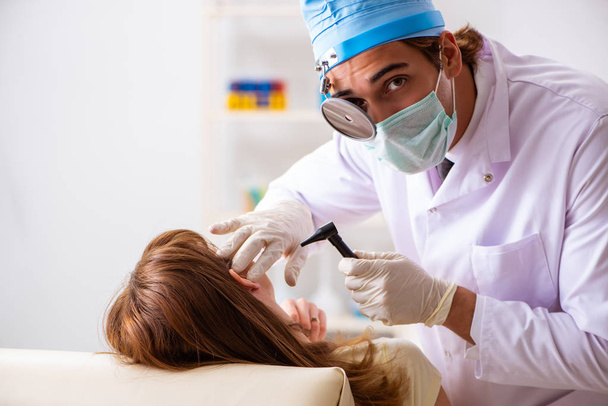 Young woman visting male doctor otolaryngologist - Foto, Imagem