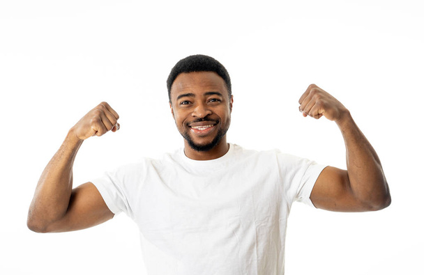 Młody silny przystojny mężczyzna african american Wyświetlono herb mięśnie uśmiechający się dumny zabawy w ludzi, szczęście, Fitness, sukces ludzkich emocji i mimikę koncepcja. - Zdjęcie, obraz
