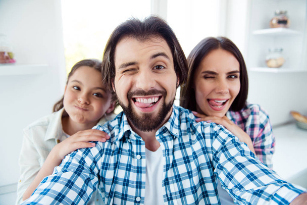 Self-portrait of nice cute sweet lovely attractive trendy cheerful cheery childish positive people mom dad rejoicing spending time having fun in light white modern interior indoors - Foto, Bild