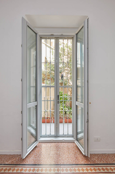 Nuova finestra con doppi vetri e cancello in bianco, appartamento ristrutturato
 - Foto, immagini