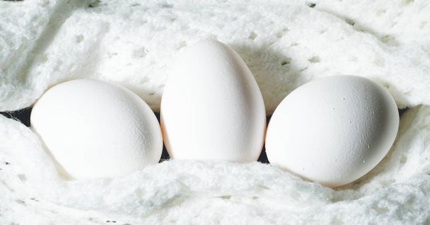 Білі великодні яйця і білі в'язані пледи
 - Фото, зображення