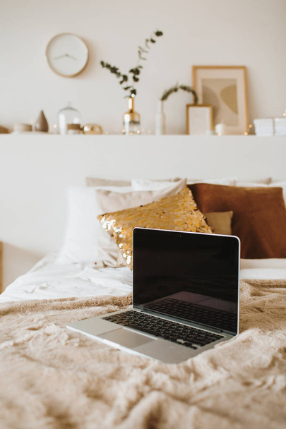 Relaxe, relaxe com laptop na cama com travesseiros. Apartamento conceito de design de interiores. Freelancer, composição blogger
.  - Foto, Imagem