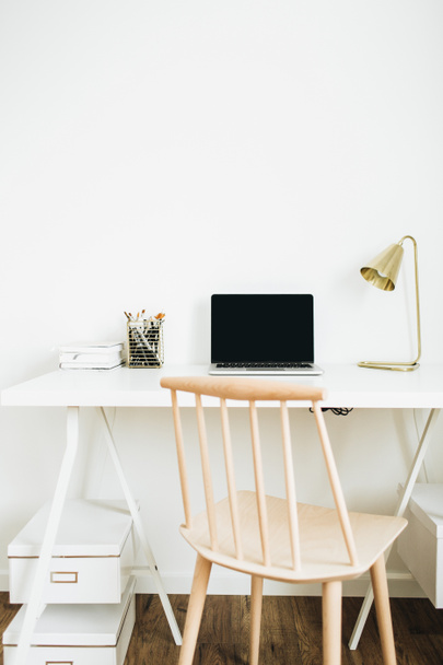 Schreibtisch für zu Hause mit Laptop, goldener Lampe, Schreibwaren auf weißem Schreibtisch. modernes Raumkonzept. - Foto, Bild