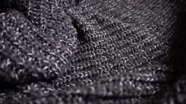 Gebreide womens winter trui grijs. Close-up, slow-motion. - Video