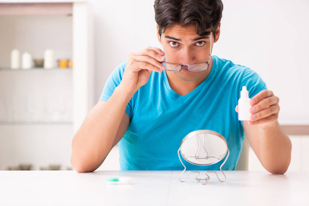 Mann probiert Kontaktlinsen zu Hause aus - Foto, Bild
