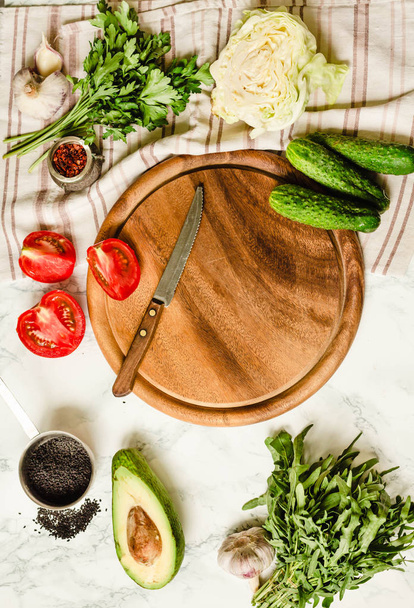 Raaka orgaaninen vihannes kauden ruoanlaitto pöydässä. Top view.Copy tilaa text.Healthy elämäntapa ja tasapainoinen ruoka käsite
 - Valokuva, kuva