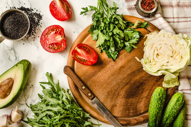 Verse Tuin Groenen, tomaten en komkommers op koken tabel. Bovenaanzicht. Schoon het eten van voeding. Dieet voedsel concept. Achtergrond van de gezonde voeding. - Foto, afbeelding
