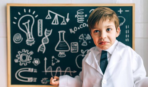Criança vestida de cientista e quadro-negro
 - Foto, Imagem