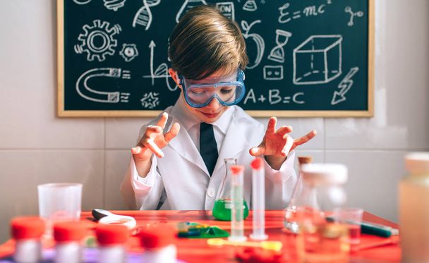 Αγόρι παίζει με χημεία παιχνίδι - Φωτογραφία, εικόνα